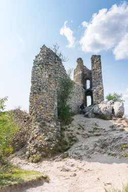 Kale harabe yol yere tepe, mavi gökyüzü ve beyaz bulutlar,