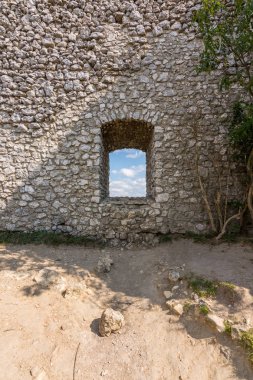 Eski ağacın yanında taş castle pencere. Bulutlar pencere.