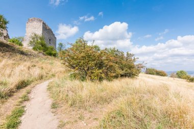Kale harabe yol yere tepe, mavi gökyüzü ve beyaz bulutlar,