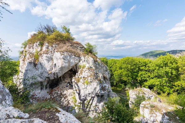 Büyük beyaz rock hill, e Çek Cumhuriyeti, orman tepe ve mavi gökyüzü — Stok fotoğraf