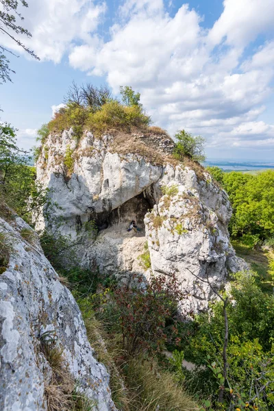 Gran roca blanca en la colina, Palava República Checa, colina forestal y cielo azul — Foto de Stock