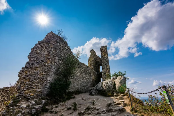 Kale harabe yol yere tepe, mavi gökyüzü ve beyaz bulutlar,