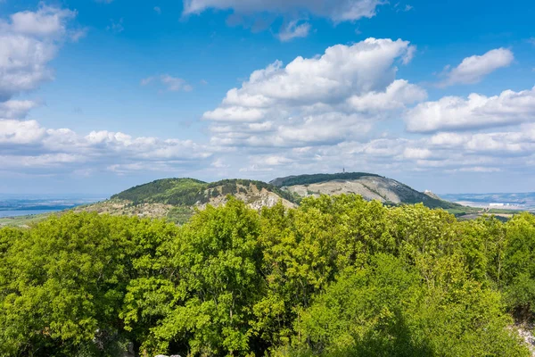 Hill, e Çek Cumhuriyeti, orman tepe ve mavi gökyüzü beyaz bulutlar ile — Stok fotoğraf