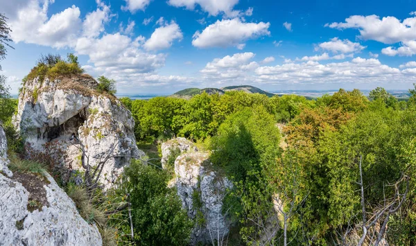 Gran roca blanca en la colina, Palava República Checa, colina forestal y cielo azul — Foto de Stock