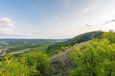 Günbatımı manzara panorama, altın saat tepelerde, Vadisi, güzel renkler ve bulutlar küçük köyde.