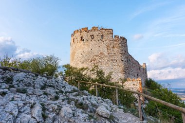 Palava 'daki kale, Çek Cumhuriyeti, duvar kalıntıları, köyün yakınlarındaki manzara manzarası.