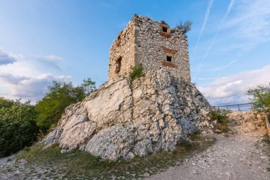 Palava 'daki kale, Çek Cumhuriyeti, duvar kalıntıları, köyün yakınlarındaki manzara manzarası.