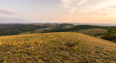 Günbatımı manzara panorama, altın saat tepelerde, Vadisi, güzel renkler ve bulutlar küçük köyde.