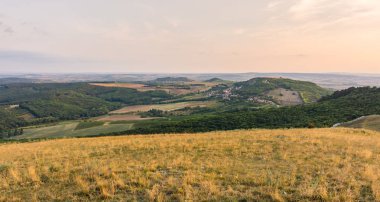 Günbatımı manzara panorama, altın saat tepelerde, Vadisi, güzel renkler ve bulutlar küçük köyde.