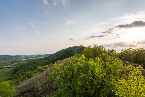 Günbatımı manzara panorama, altın saat tepelerde, Vadisi, güzel renkler ve bulutlar küçük köyde.