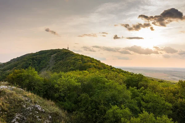 Günbatımı manzara panorama, altın saat tepelerde, Vadisi, güzel renkler ve bulutlar küçük köyde.