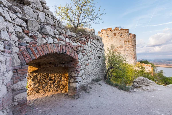Palava 'daki kale, Çek Cumhuriyeti, duvar kalıntıları, köyün yakınlarındaki manzara manzarası.