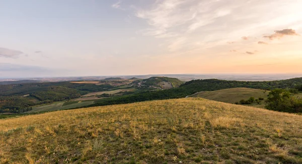 Günbatımı manzara panorama, altın saat tepelerde, Vadisi, güzel renkler ve bulutlar küçük köyde.