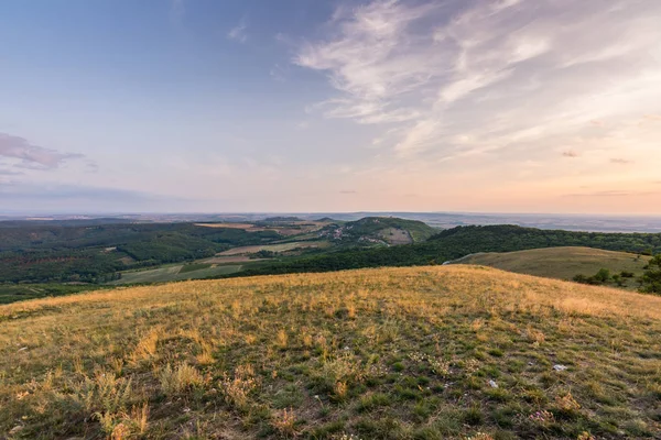 Günbatımı manzara panorama, altın saat tepelerde, Vadisi, güzel renkler ve bulutlar küçük köyde.