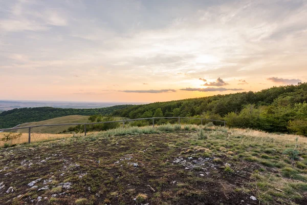 Günbatımı manzara panorama, altın saat tepelerde, Vadisi, güzel renkler ve bulutlar küçük köyde.