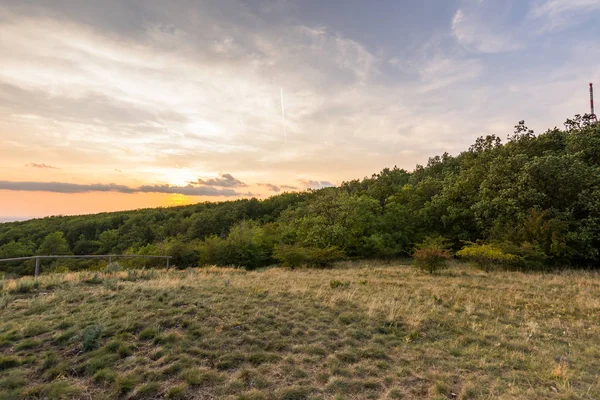 Günbatımı manzara panorama, altın saat tepelerde, Vadisi, güzel renkler ve bulutlar küçük köyde.