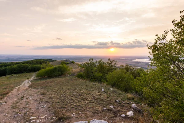 Günbatımı manzara panorama, altın saat tepelerde, Vadisi, güzel renkler ve bulutlar küçük köyde.