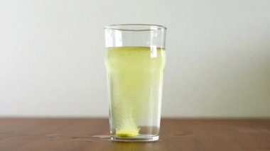 Efervesan tablet ve su. Vitamini içecek