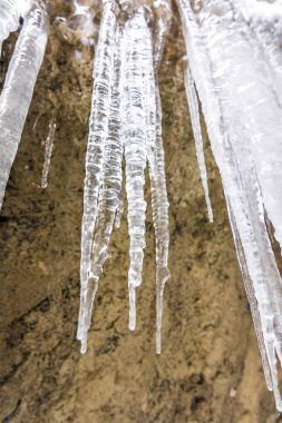 Buz sarkıtları kristal donmuş taş. Açık ve kış