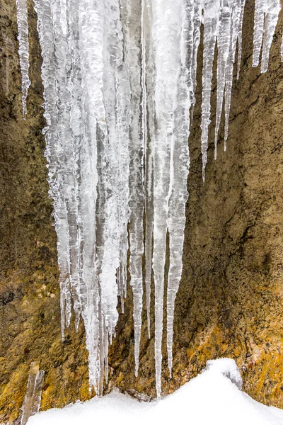 Кристалл сосульки на замерзшем камне. На открытом воздухе и зимой — стоковое фото