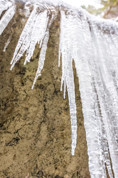 차가워요 크리스탈 언된 돌에. 야외 및 겨울 — 스톡 사진