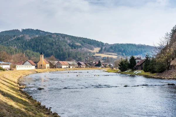 Tipik mimarisi ve küçük kilise Nehri yakınında küçük bir köy manzarası. Orman ve ağaç içinde belgili tanımlık geçmiş. Kırsal mimari. — Stok fotoğraf