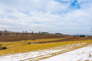 Alan ve tarım arazi içinde belgili tanımlık kar. Sürülmüş alan bakıp çayır.