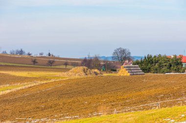 Alan ve tarım arazi içinde belgili tanımlık kar. Sürülmüş alan bakıp çayır.