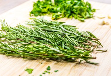 Kekik ve barış görüşmesi ahşap masanın üzerinde bıçak ile yerleştirilir. Yemek pişirmek için hazırlanan taze ve sağlıklı bitkiler