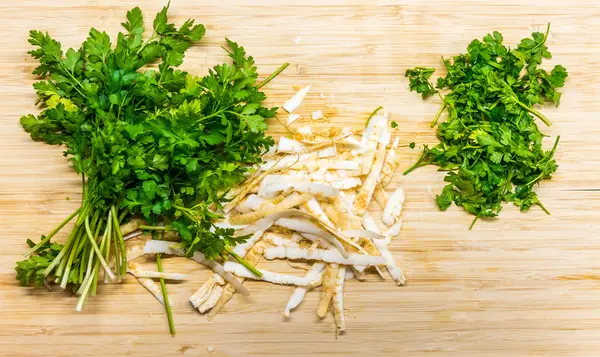 Parsley placed on the wooden desk. Sharpened parsley prepared for cooking. Fresh and healthy plant — Stock Photo, Image