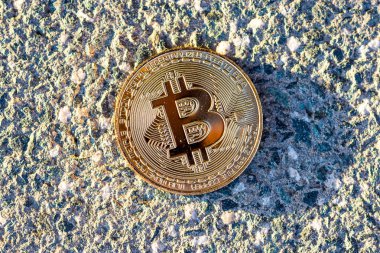 Altın bitcoin sikke taş zemin üzerine yerleştirilir. Gerçek dünyada Sanal cryptocurrency.