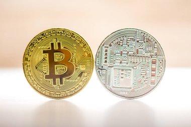Bitcoin altın ve gümüş sikke beyaz kahverengi zemin üzerine yerleştirilir. Her iki taraftan - fron ve arka yüzü para. Cryptocurrency sembolü