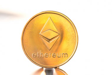 Ethereum altın rengi parası sunset beyaz arka plan ile. Cryptocurrency sanal para.