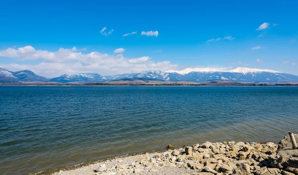 Eslovaquia: lago Liptovska Mara con las montañas tatra en el fondo. Montañas de invierno, nubes . — Foto de Stock