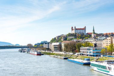 Slovakya, Bratislava - 14 Nisan 2018: Cityscape, Bratislava, Slovakya sermaye. Tarihi kale tepe üzerinde. Tuna Nehri tekneleri ile ön planda. Kilise St. Martin ile eski şehir.