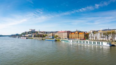 Slovakya, Bratislava: Cityscape Slovakya sermaye. Cathedral St Martin, Tuna Nehri ve Bratislava şehrinin panoramik görünümü üzerinde köprü. Yaz günü ve güneşli gökyüzü. Nehri üzerinde tekne.