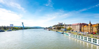 Slovakya, Bratislava: Cityscape Slovakya sermaye. Cathedral St Martin, Tuna Nehri ve Bratislava şehrinin panoramik görünümü üzerinde köprü. Yaz günü ve güneşli gökyüzü.