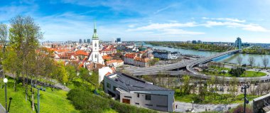 Slovakya, Bratislava: Cityscape Slovakya sermaye. Cathedral St Martin, Tuna Nehri ve Bratislava şehrinin panoramik görünümü üzerinde köprü. Yaz günü ve güneşli gökyüzü.