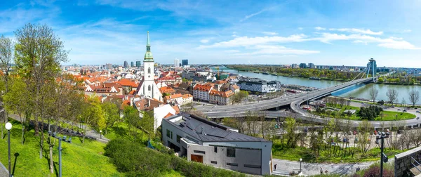 Slovakya, Bratislava: Cityscape Slovakya sermaye. Cathedral St Martin, Tuna Nehri ve Bratislava şehrinin panoramik görünümü üzerinde köprü. Yaz günü ve güneşli gökyüzü.
