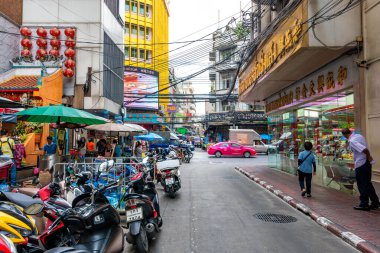 Bangkok, Tayland - 1.11.2019: Çin 'deki sokaklar, Bangkok. Sokakta trafik vardı, market de yanındaydı. Ağır taşımacılık, arabalar ve motosikletler. Bangkok 'taki ünlü turizm merkezi.