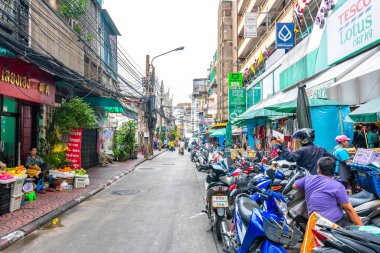 Bangkok, Tayland - 1.11.2019: Çin 'deki sokaklar, Bangkok. Sokakta trafik vardı, market de yanındaydı. Ağır taşımacılık, arabalar ve motosikletler. Bangkok 'taki ünlü turizm merkezi.