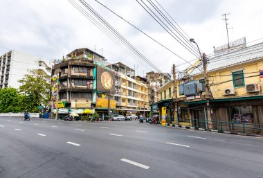 Bangkok, Tayland - 1.11.2019: Çin 'deki sokaklar, Bangkok. Sokakta trafik vardı, market de yanındaydı. Ağır taşımacılık, arabalar ve motosikletler. Bangkok 'taki ünlü turizm merkezi.