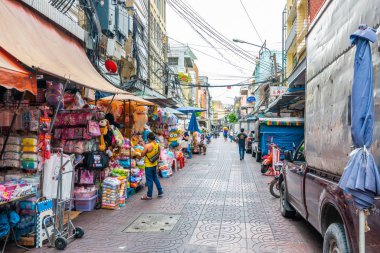 Bangkok, Tayland - 1.11.2019: Çin 'deki sokaklar, Bangkok. Sokakta trafik vardı, market de yanındaydı. Ağır taşımacılık, arabalar ve motosikletler. Bangkok 'taki ünlü turizm merkezi.
