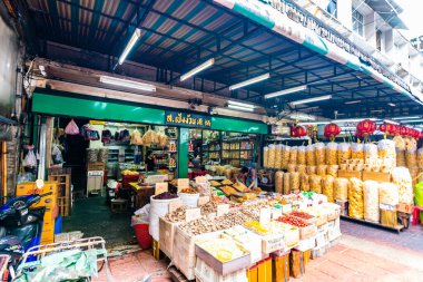 Bangkok, Tayland - 1.11.2019: Tayland 'ın Bangkok şehrinde Çin bölgesinde pazar. Yiyecek, meyve ve sokaktaki diğer malzemeler. İnsanlar yürüyor ve alışveriş yapıyor. Taze sokak yemekleri..