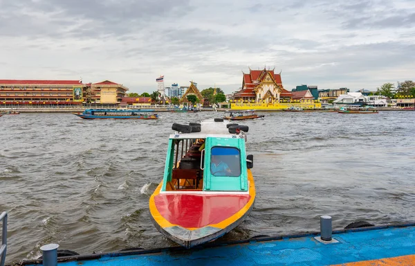 BANGKOK, THAILAND - 1.11.2019: Boat on the river in Bangkok city, Thailand. Boat transportation is famous travel style in Bangkok. Photo taken from porto. Temple in background. — Stock Photo, Image