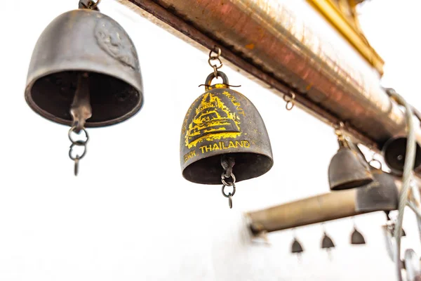 Sinos no topo do templo Wat Saket (Montanha Dourada) em Banguecoque, Tailândia. Os sinos religiosos são símbolos budistas da religião. Destino turístico famoso. Símbolo oriental da cultura asiática — Fotografia de Stock