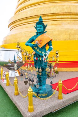 Altın şapşal ve melek heykeli olan Wat Saket tapınağı. Tayland 'ın Bangkok şehrinde Budizm sembolü. Görkemli ve Tayland kültürünün din sembolü. Bulutlu hava