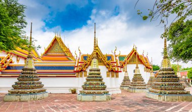 Bangkok, Tayland 'daki Wat Pho tapınağı. Meşhur antik tapınaktaki pagoda ve stupa manzarası. Büyük Saray yakınlarında Budizm tarzında dini binalar. Doğu ve Asya tarzı, ünlü turist hedefi..