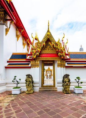 Bangkok, Tayland 'daki Wat Pho tapınağı. Meşhur antik tapınaktaki pagoda ve stupa manzarası. Büyük Saray yakınlarında Budizm tarzında dini binalar. Doğu ve Asya tarzı, ünlü turist hedefi..