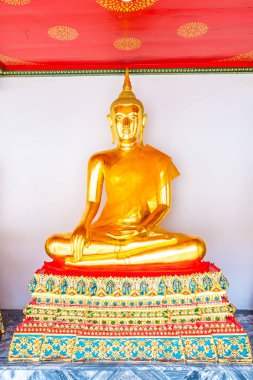 Wat Pho tapınağındaki Buda heykelleri, Bangkok Tayland. Altın heykeller Budizm 'in antik ruhani merkezine yerleştirilmiştir. Asya 'nın ünlü turizm beldesi